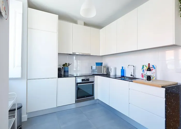 Apartment Centre, Bright 65m2 T2 At The Perfect Location Cascais